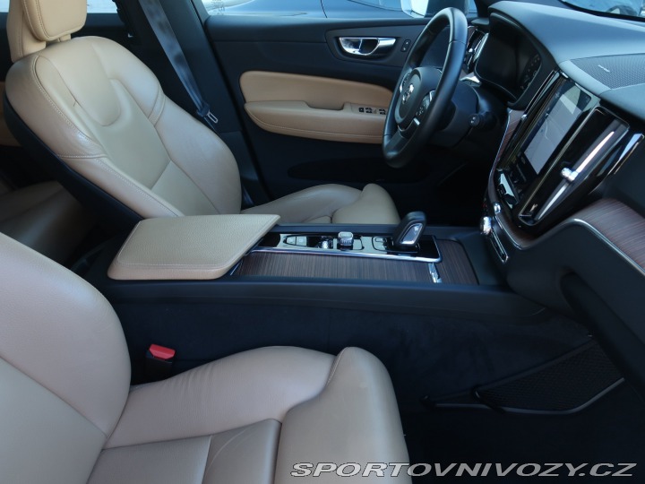 Volvo Ostatní modely XC60 Momentum T8 Twin Engine 2020