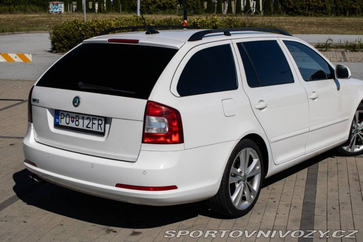 Škoda Octavia RS Combi 2011