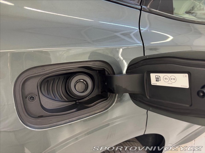 Volvo Ostatní modely XC60 2,0 T6 AWD Plus Dark 5630 2025