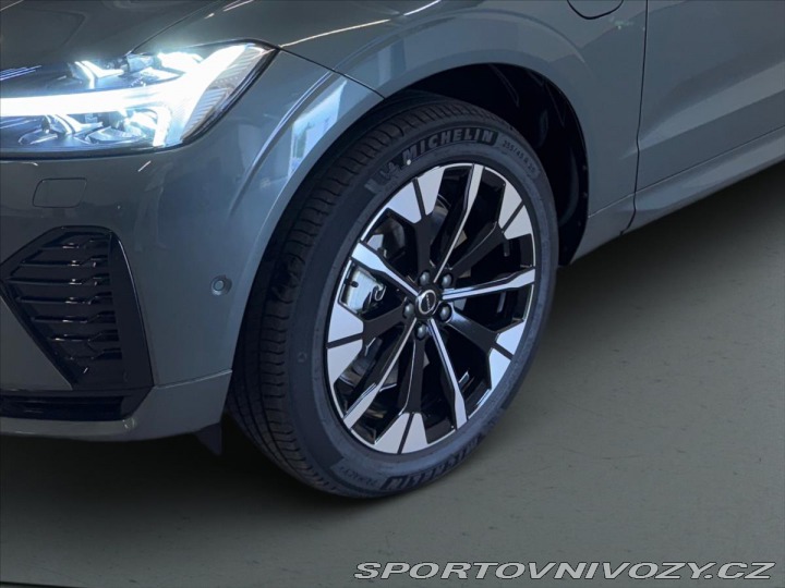 Volvo Ostatní modely XC60 2,0 T6 AWD Plus Dark 5630 2025