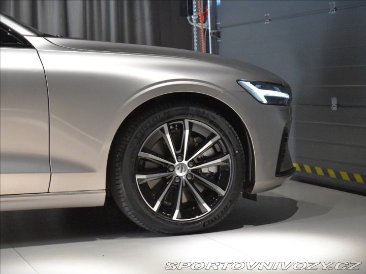 Volvo V60 2,0 T8 Plus Dark 2025