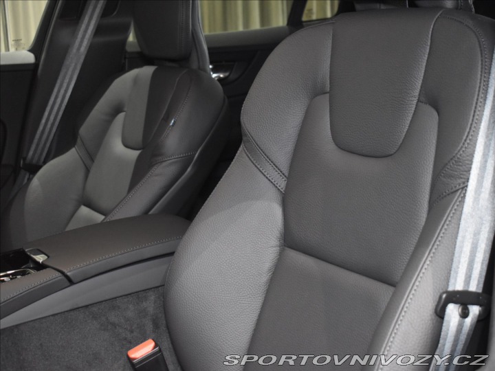 Volvo V60 2,0 T8 Plus Dark 2025