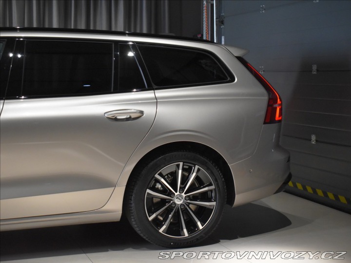 Volvo V60 2,0 T8 Plus Dark 2025