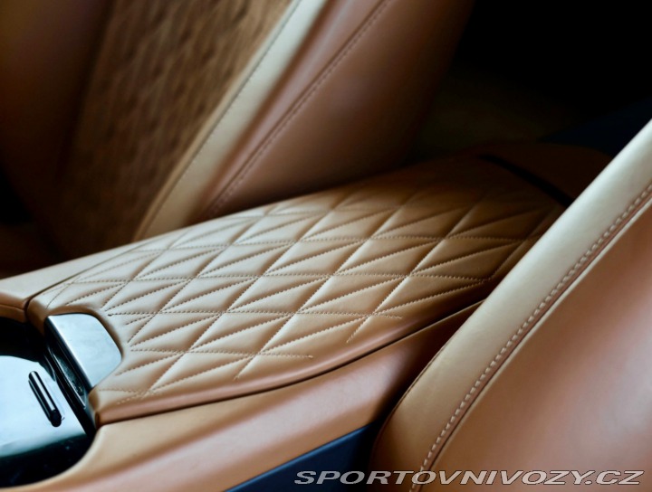 Aston Martin DB12 4.0 V8, Iridiscent Emera 2023