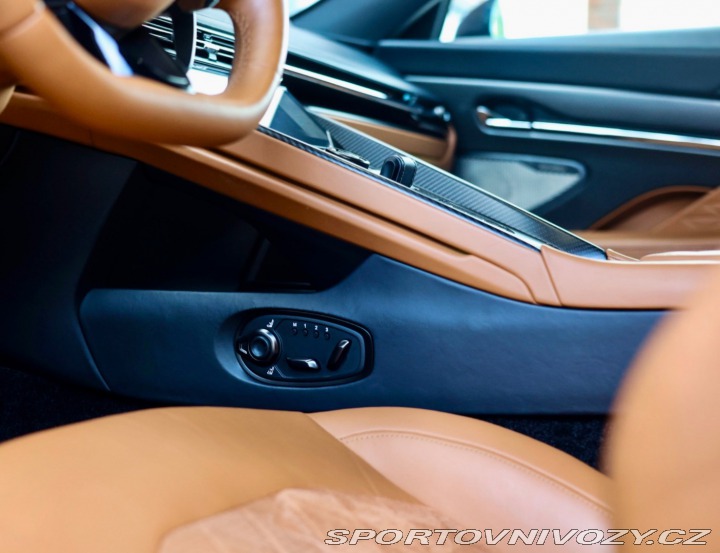 Aston Martin DB12 4.0 V8, Iridiscent Emera 2023