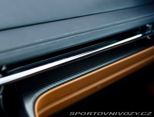 Aston Martin DB12 4.0 V8, Iridiscent Emera 2023