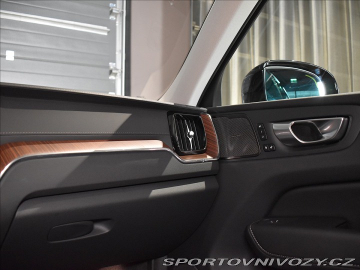 Volvo Ostatní modely XC60 2,0 T6 Ultimate Dark 2024
