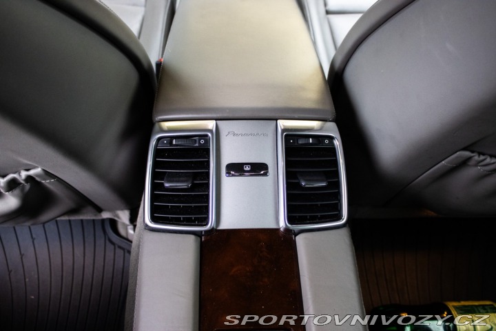 Porsche Panamera 4 2010