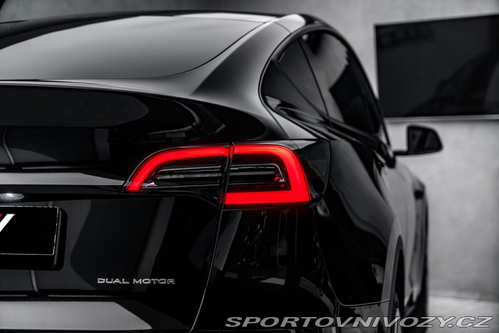 Tesla Model Y  2024