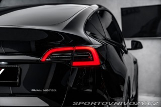 Tesla Model Y  2024