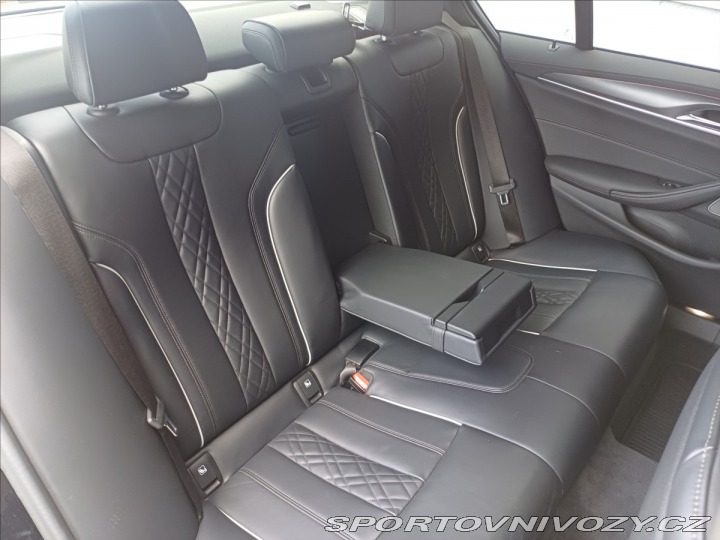 BMW 5 4.4i V8 M550i xDrive 2021