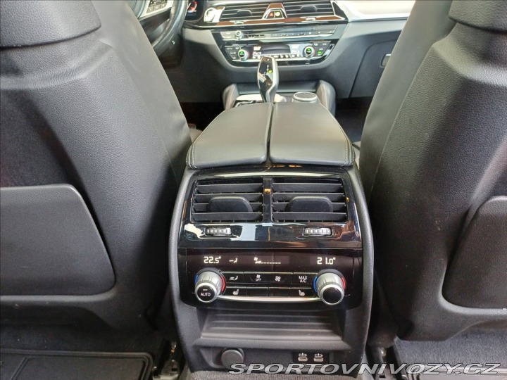 BMW 5 4.4i V8 M550i xDrive 2021