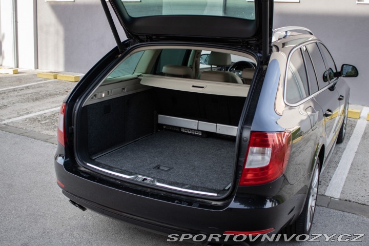 Škoda Superb Combi 2011