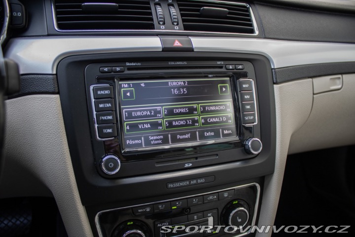 Škoda Superb Combi 2011