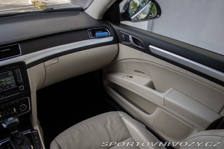 Škoda Superb Combi 2011
