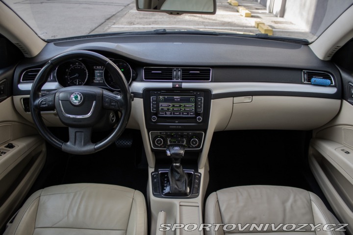 Škoda Superb Combi 2011