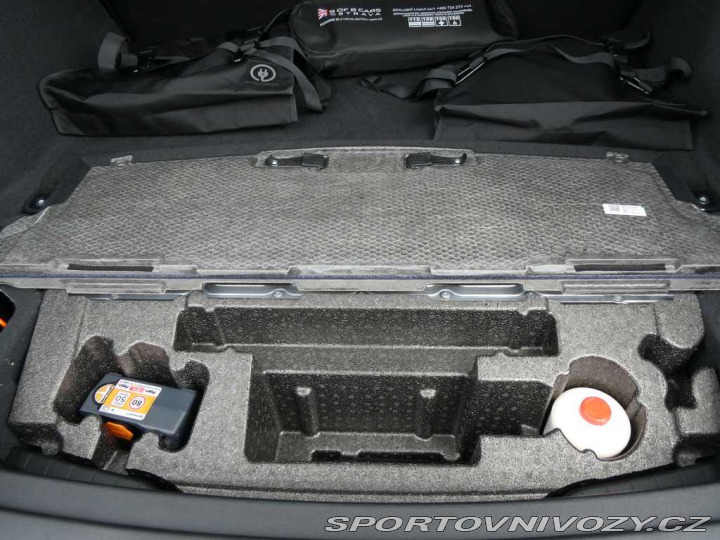 Ostatní značky Ostatní modely Land Rover Range Rover Velar 2,0 S P400e 4x4 aut. 2026