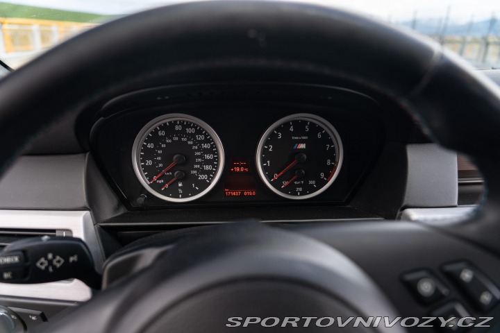 BMW M5 E60 M5 v10 manuál 2008
