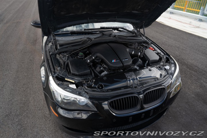 BMW M5 E60 M5 v10 manuál 2008