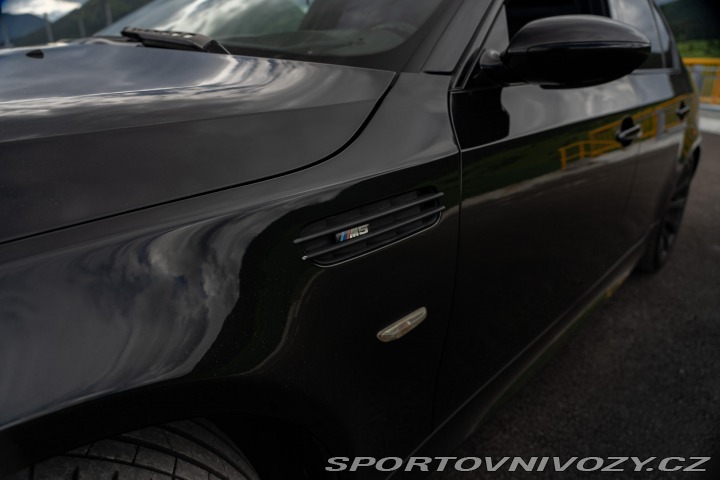 BMW M5 E60 M5 v10 manuál 2008