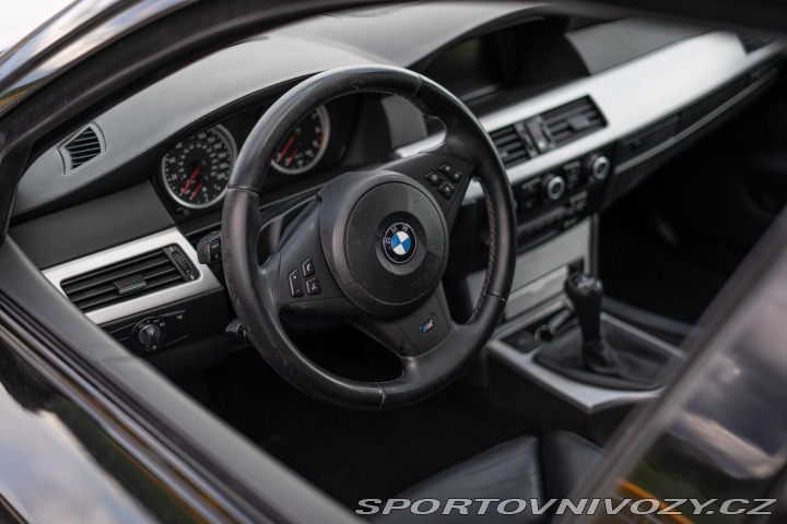 BMW M5 E60 M5 v10 manuál 2008