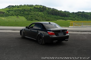BMW M5 E60 M5 v10 manuál 2008