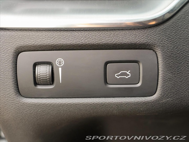 Volvo Ostatní modely XC60 2,0 B5 183kW AWD Summum P 2022