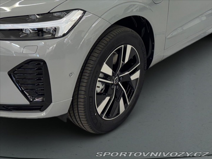 Volvo Ostatní modely XC60 2,0 T6 AWD Plus Dark 6887 2025