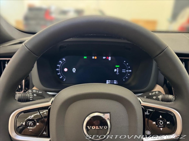 Volvo Ostatní modely XC60 2,0 T6 AWD Plus Dark 6887 2025