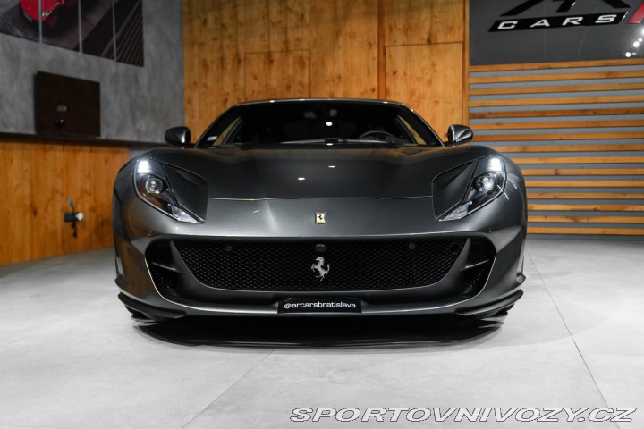 Ferrari 812 Superfast Lift, 360 kamer 1800