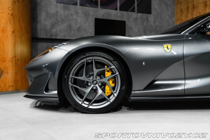 Ferrari 812 Superfast Lift, 360 kamer 1800