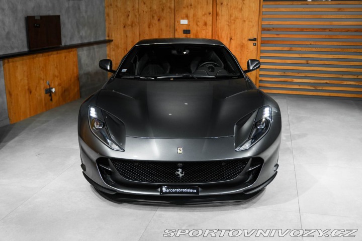 Ferrari 812 Superfast Lift, 360 kamer 1800
