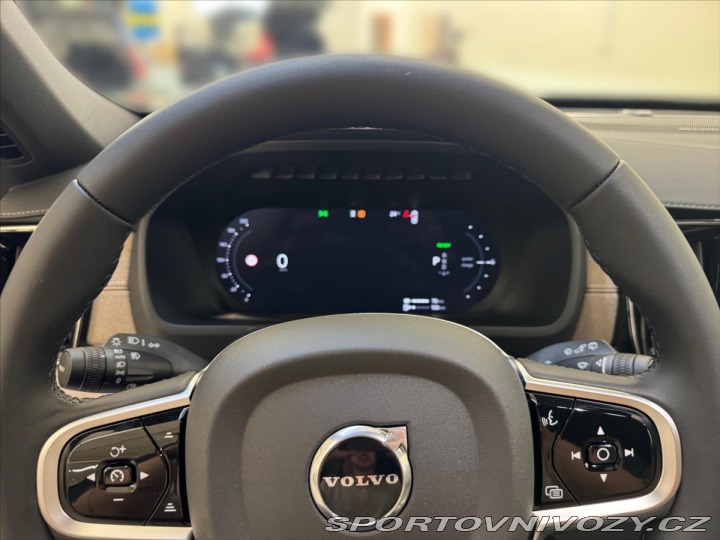 Volvo Ostatní modely XC90 2,0 T8 AWD Plus Dark 8805 2025