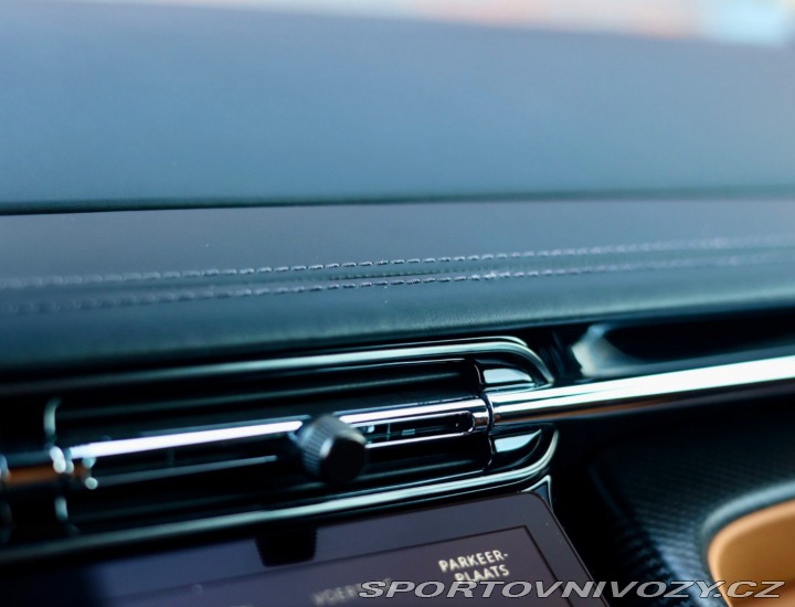 Aston Martin DB12 4.0 V8, Iridiscent Emera 2023