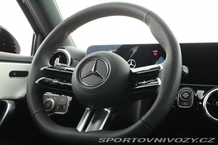 Mercedes-Benz A AMG Line A 180 2025