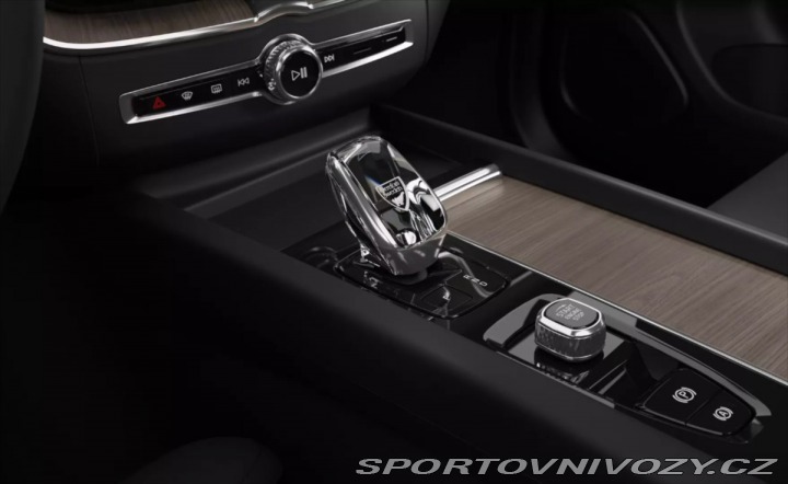 Volvo Ostatní modely XC60 2,0 T6  Plus Dark 2025