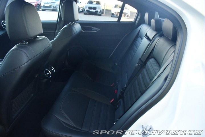 Alfa Romeo Giulia 2.0Turbo206kW AT8-Q4 Velo 2024