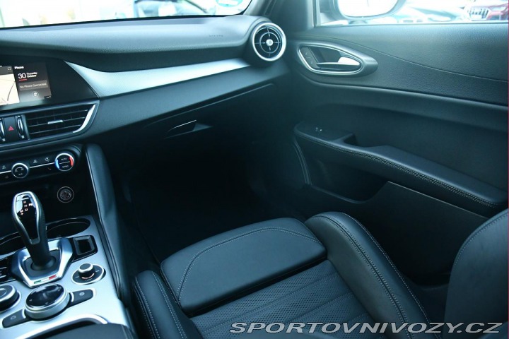 Alfa Romeo Giulia 2.0Turbo206kW AT8-Q4 Velo 2024