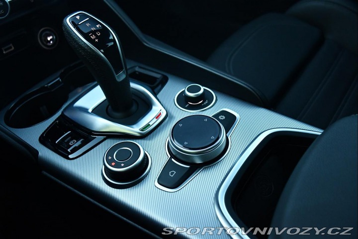 Alfa Romeo Giulia 2.0Turbo206kW AT8-Q4 Velo 2024