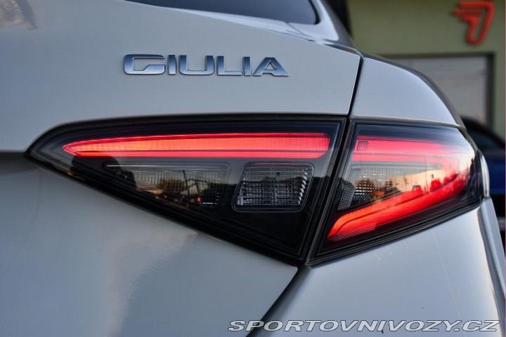 Alfa Romeo Giulia 2.0Turbo206kW AT8-Q4 Velo 2024