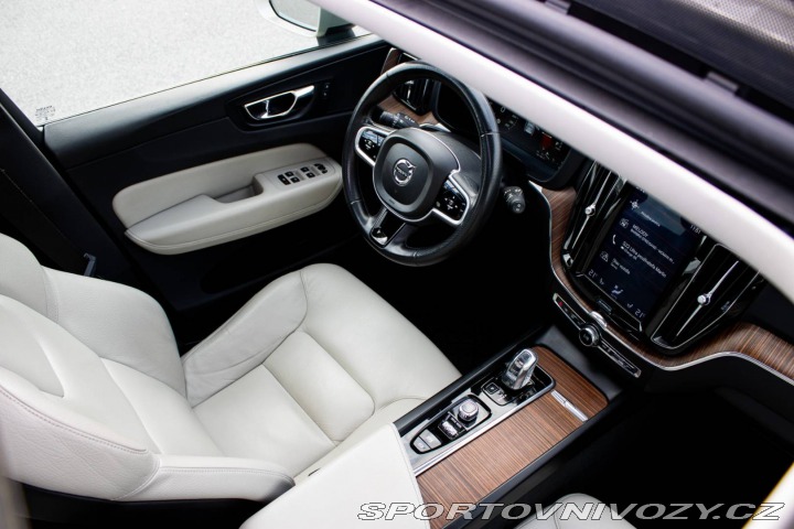Volvo Ostatní modely XC60  2.0 T8 Momentum AWD / AJ 2018