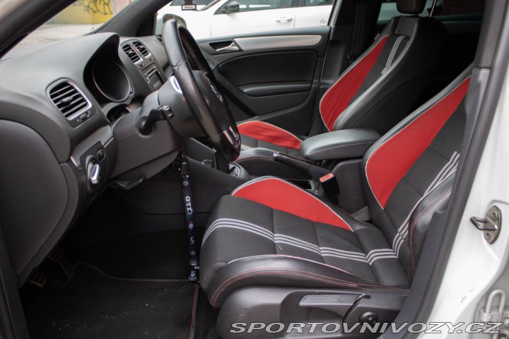 Volkswagen Golf GTI 2.0 TSi 155 kW Adida 2011