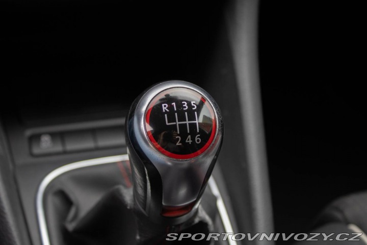 Volkswagen Golf GTI 2.0 TSi 155 kW Adida 2011