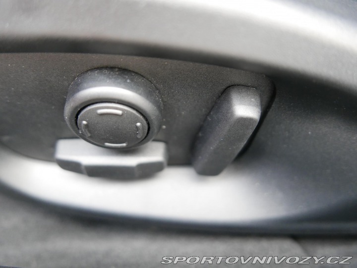 Jaguar XE 2,0 D 180 R-Sport REZERVA 2016