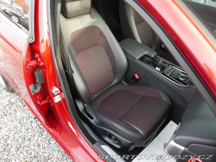 Jaguar XE 2,0 D 180 R-Sport REZERVA 2016