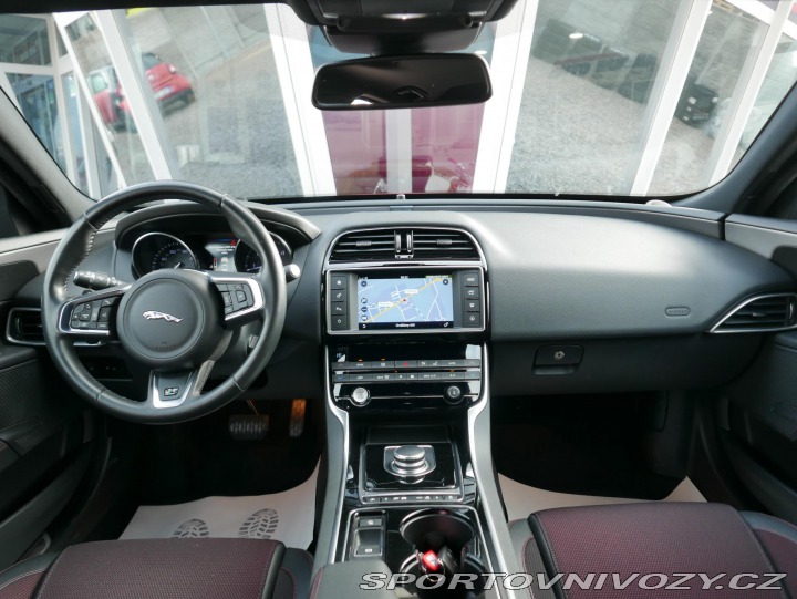 Jaguar XE 2,0 D 180 R-Sport REZERVA 2016