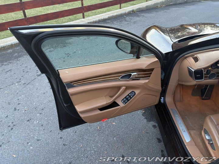 Porsche Panamera 4S 2011