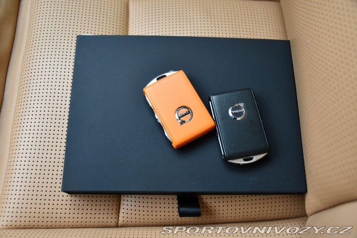 Volvo Ostatní modely XC60 T8 RECHARGE AWD PANO B&am 2022