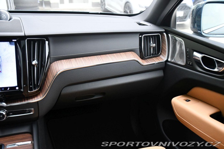 Volvo Ostatní modely XC60 T8 RECHARGE AWD REZERVACE 2022