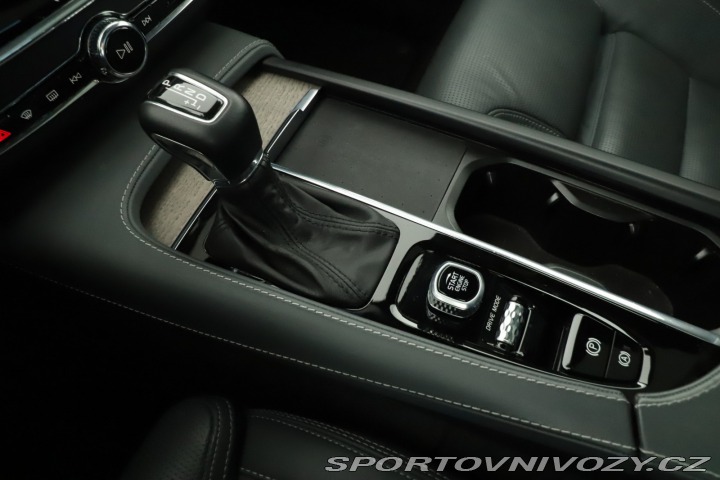 Volvo V90 Cross Country Momentum PR 2020